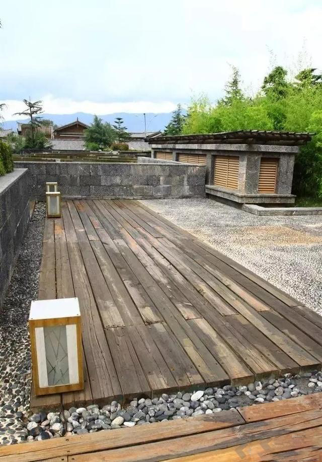 鹅卵石与木材的搭配